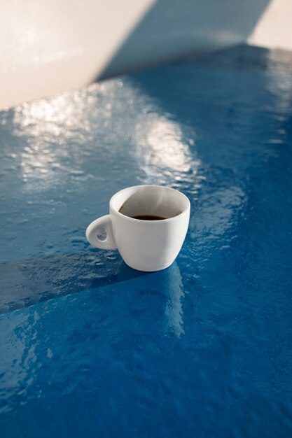 Bodegón de relajante taza de café en la terraza