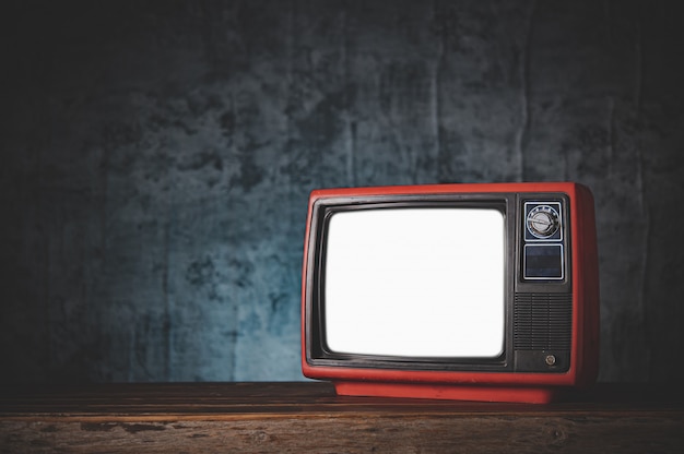 Bodegón con retro viejo televisor rojo.