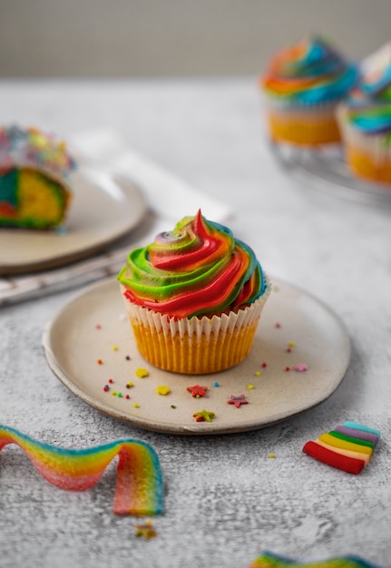 Foto gratuita bodegón sabroso cupcake arco iris