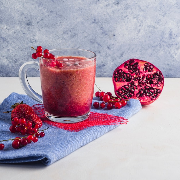 Bodegón de smoothie saludables de granada