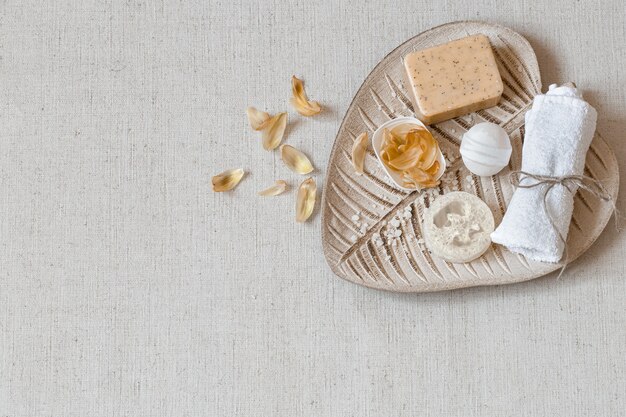 Bodegón de spa con accesorios de baño para el cuidado del cuerpo entre pétalos de flores vista superior. Concepto de salud e higiene.