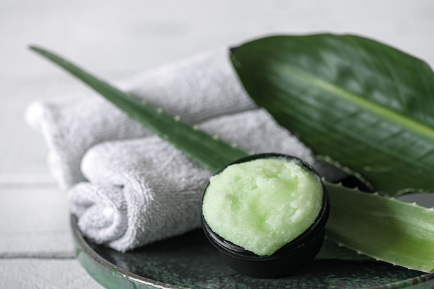 Bodegón de spa con cuidado de la piel orgánico, hojas naturales y toallas. El concepto de belleza y cosmética orgánica.