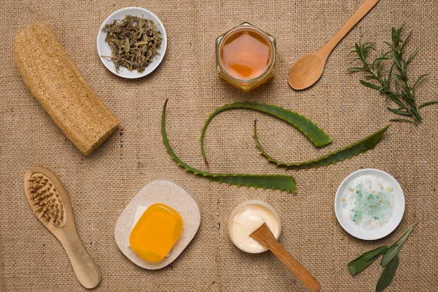 Bodegón de spa con productos de belleza