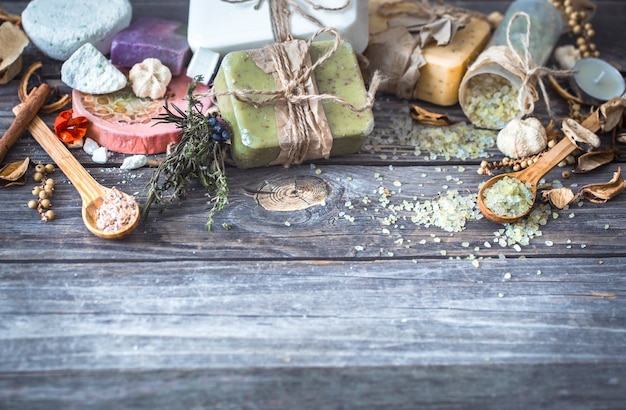 Foto gratuita bodegón de spa sobre un fondo de madera