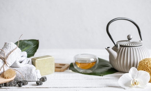 Bodegón de spa con té y productos para el cuidado de la piel para el rostro y el cuerpo.