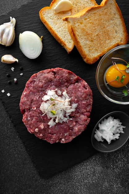 Foto gratuita bodegón con steak tartar de ternera