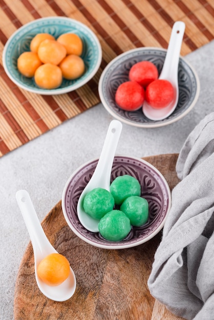 Foto gratuita bodegón surtido dulce tang yuan