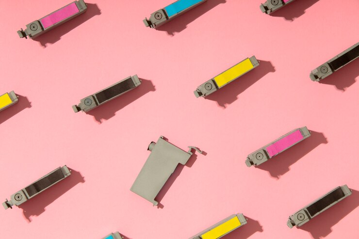 Foto gratuito bodegón surtido de tóners cmyk