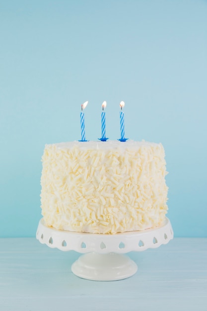 Bodegón de tarta de cumpleaños delicioso