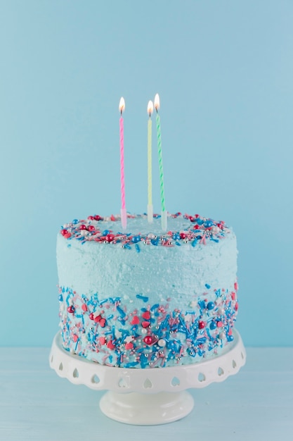 Bodegón de tarta de cumpleaños delicioso