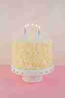 Foto gratuita bodegón de tarta de cumpleaños delicioso