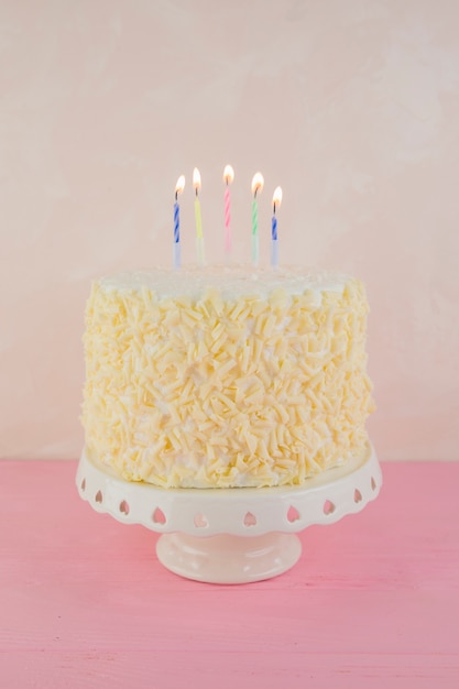 Bodegón de tarta de cumpleaños delicioso