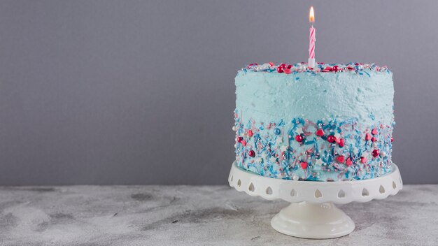 Bodegón de tarta de cumpleaños delicioso