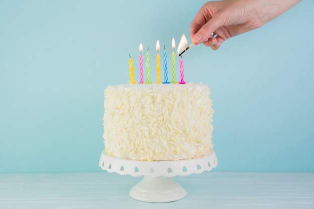 Bodegón de tarta de cumpleaños delicioso