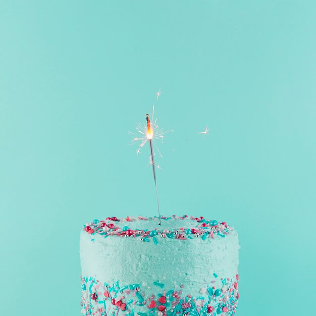 Bodegón de tarta de cumpleaños delicioso