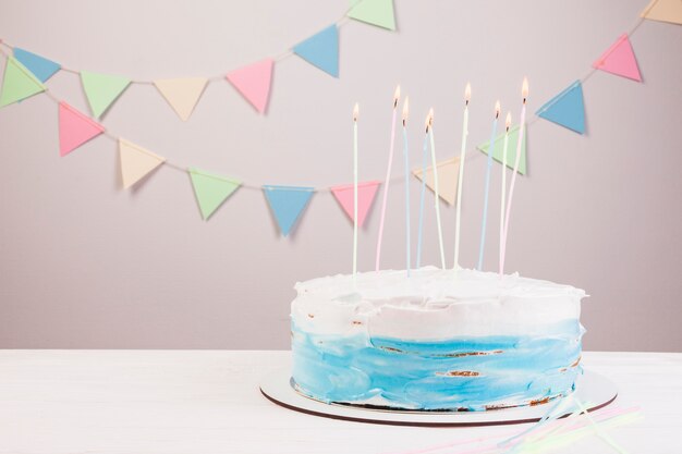 Bodegón de tarta de cumpleaños