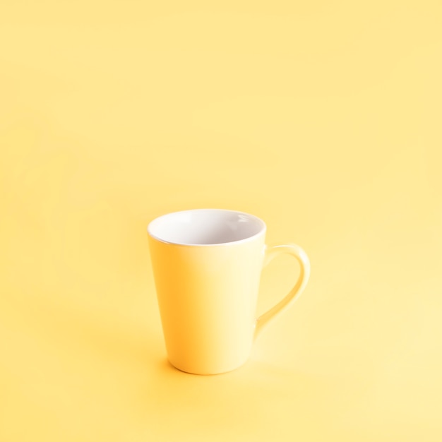 Foto gratuita bodegón de una taza amarilla