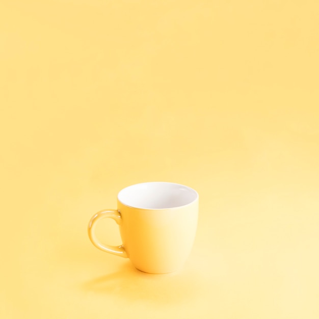 Bodegón de una taza amarilla
