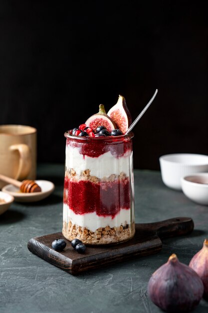 Bodegón con taza de postre de acai brasileño