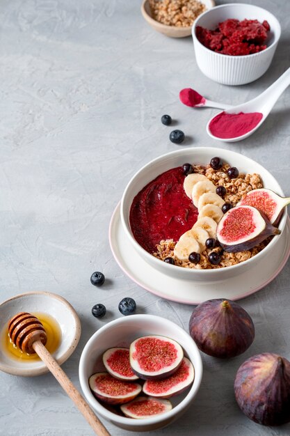 Bodegón con taza de postre de acai brasileño