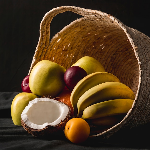 Foto gratuita bodegón temperamental de frutas