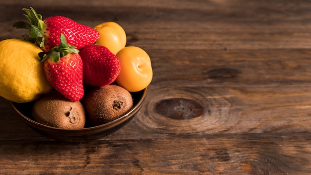 Foto gratuita bodegón temperamental de frutas