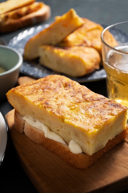 Bodegón de tortilla española deliciosa de alto ángulo