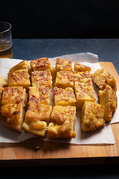 Bodegón de tortilla española deliciosa de alto ángulo