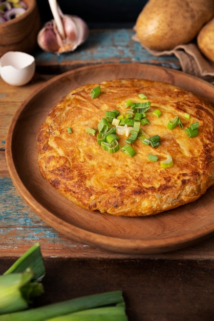 Bodegón de tortilla española deliciosa de alto ángulo