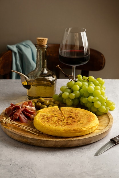 Foto gratuita bodegón de tortilla española de patata