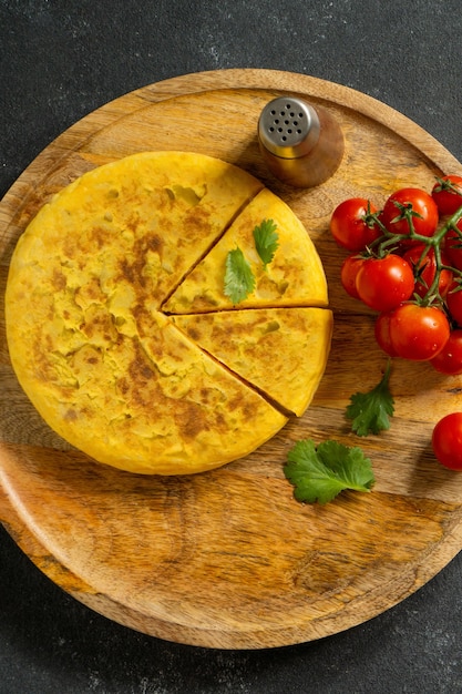 Foto gratuita bodegón de tortilla española de patata