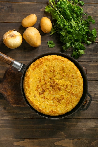 Foto gratuita bodegón de tortilla española de patata