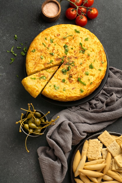 Foto gratuita bodegón de tortilla española de patata