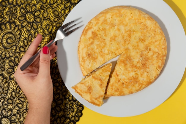 Foto gratuita bodegón de tortilla española