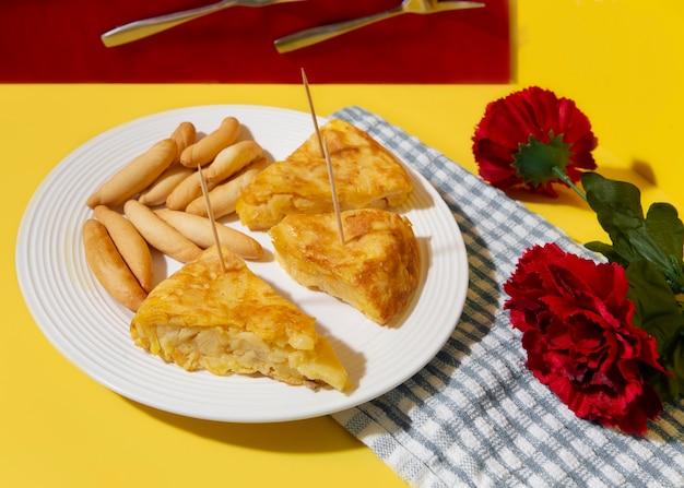 Foto gratuita bodegón de tortilla española