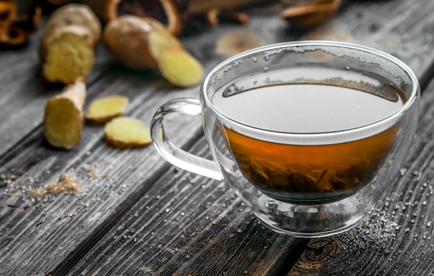 Bodegón con transparente taza de té en madera