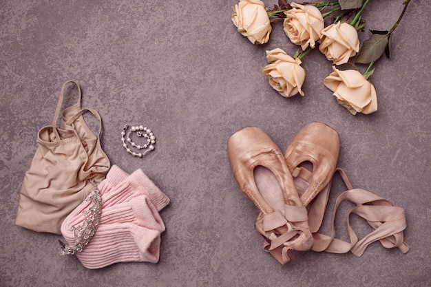 Bodegón vintage con rosas y zapatillas de ballet