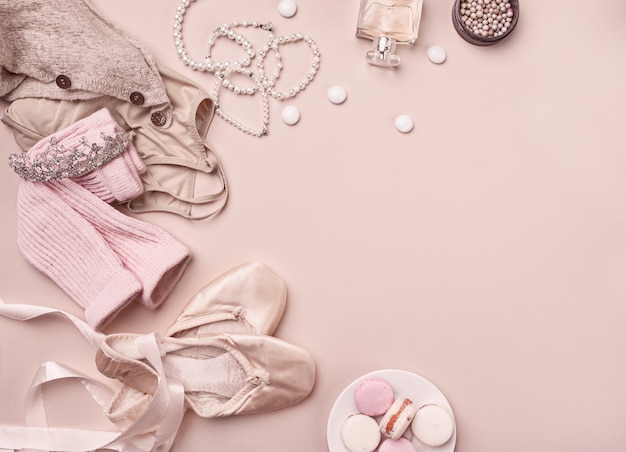 Bodegón vintage con rosas y zapatillas de ballet