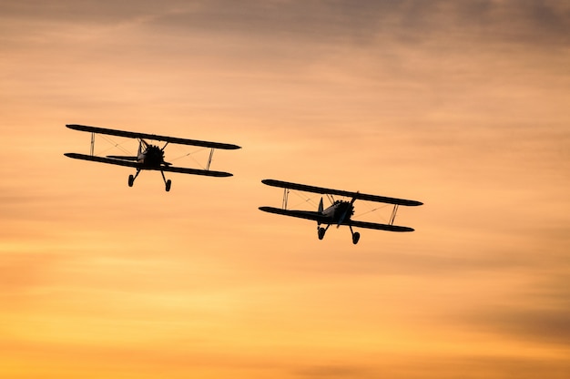 Foto gratuita boeing stearman al atardecer