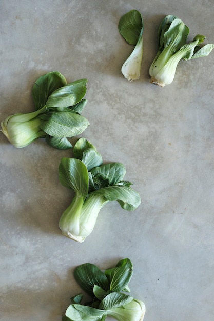 Bok choy fresco en una superficie de concreto