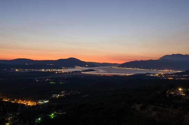 Boka Kotorska en la noche