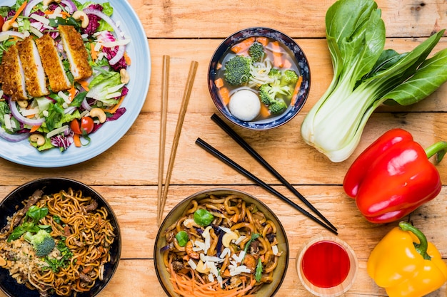 Bokchoy; Pimientos y comida tradicional tailandesa en mesa contra fondo negro