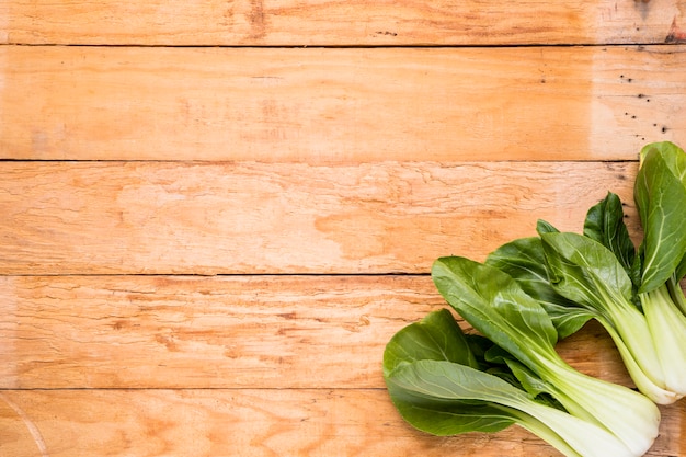 Bokchoy recién cosechado en la esquina de la mesa de madera