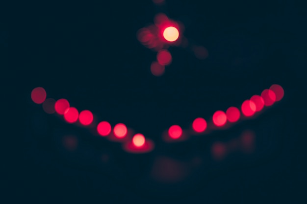 Foto gratuita bokeh circular rojo sobre fondo oscuro