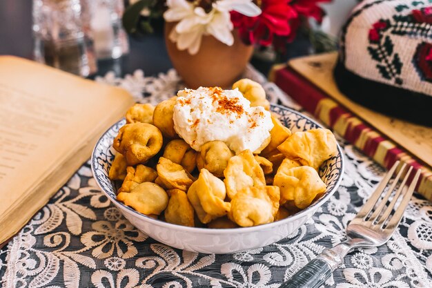 Bol de albóndigas de dushbara frito servido con yogur