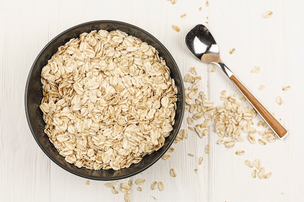 Bol de avena con cuchara sobre la mesa