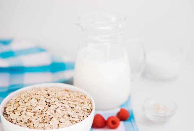 Bol de avena con frambuesas y leche