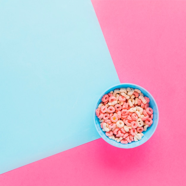 Foto gratuita bol azul con cereal en mesa