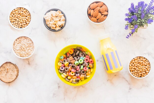 Bol con cereal en mesa de luz