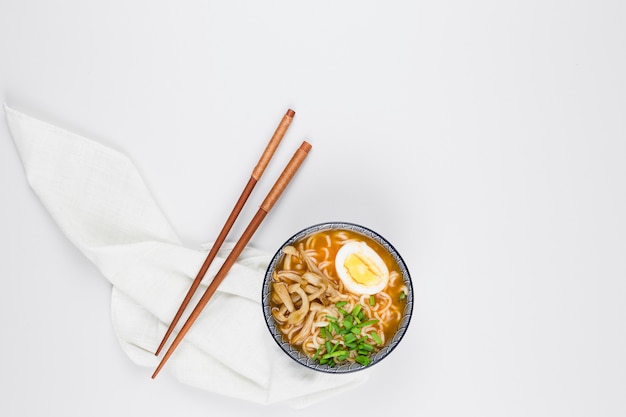 Bol de ramen vistos desde arriba